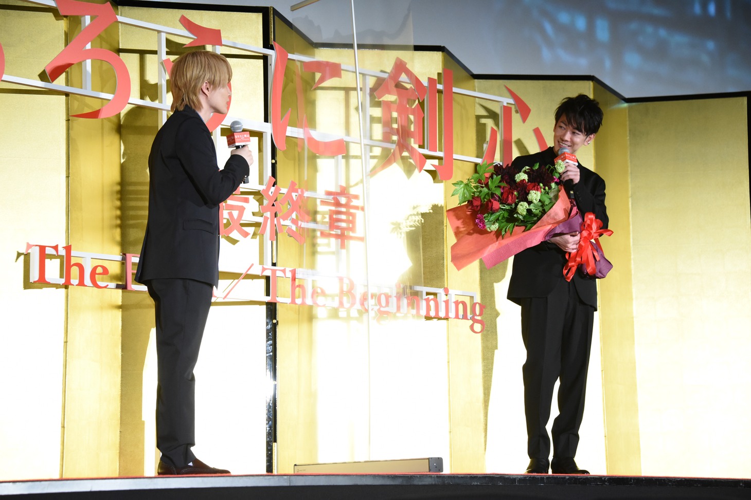 左から神木隆之介、佐藤健。