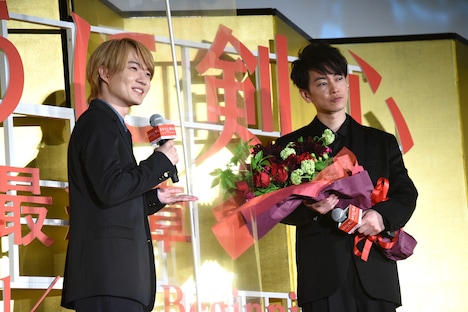 左から神木隆之介、佐藤健。