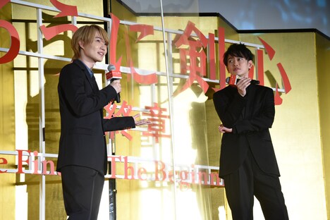 左から神木隆之介、佐藤健。