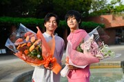 左から井浦新、松坂桃李。
