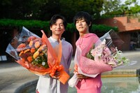 左から井浦新、松坂桃李。