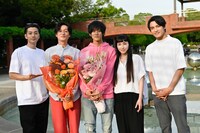 左から三浦翔平、井浦新、松坂桃李、麻生久美子、藤枝喜輝。