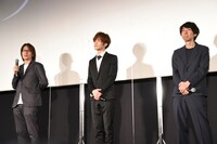 左から村瀬修功監督、小野賢章、ハサウェイ・ノア役の小野賢章、プロデューサーの小形尚弘。
