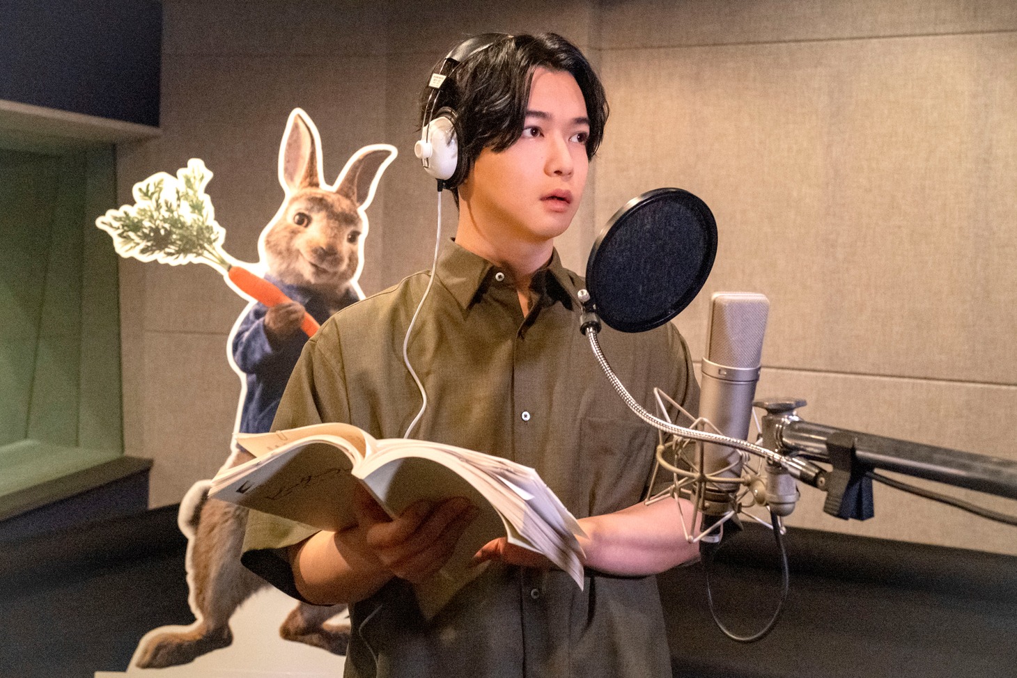 アフレコに臨む千葉雄大。