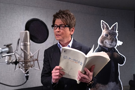 アフレコに臨む哀川翔。