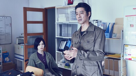 堤真一演じる宇津帆（右）。