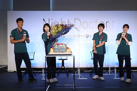 サプライズで誕生日を祝われた波瑠(左から2人目)。岸優太(左から3人目)は「ご満悦の表情を見て、僕たちもアガっちゃいますね!」と喜んでいた。