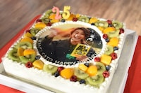 スタッフが用意した佐藤寛太の誕生日ケーキ。