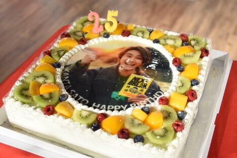 スタッフが用意した佐藤寛太の誕生日ケーキ。