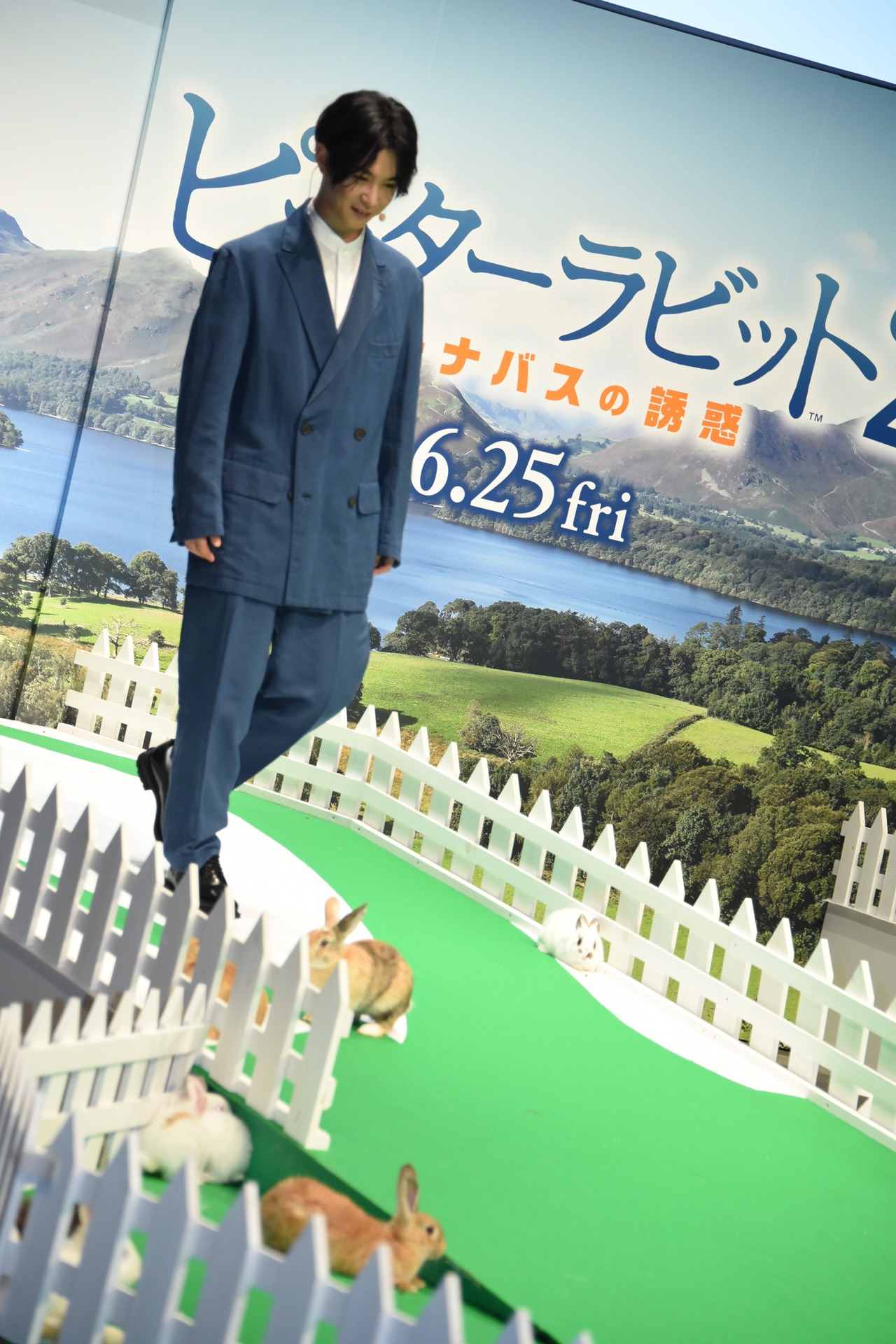 ウサギたちを見てほほえみながら登場した千葉雄大。