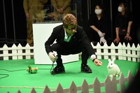 ウサギに餌を差し出す哀川翔。