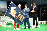 「ピーターラビット2／バーナバスの誘惑」イベントにて、“ワル”風の表情を向けるカジサック（左）、千葉雄大（中央）、哀川翔（右）。