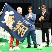千葉雄大にウサギ殺到「大満足です!」、哀川翔も全力で餌やり