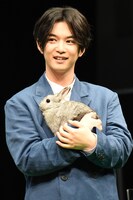 ウサギを抱っこする千葉雄大。