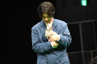 ウサギを抱っこする千葉雄大。