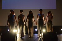 「Take my hand」を歌唱するFAKY。