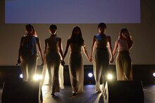 「Take my hand」を歌唱するFAKY。