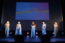 「Take my hand」を歌唱するFAKY。