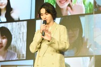 ファンに手を振る山崎賢人。