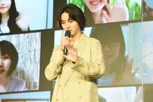 ファンに手を振る山崎賢人。