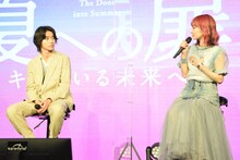 左から山崎賢人、LiSA。