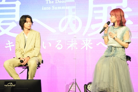 左から山崎賢人、LiSA。