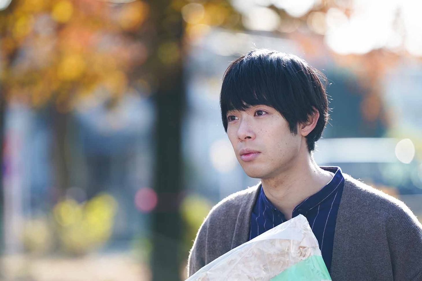 「Ribbon」より、渡辺大知演じる公園で出会う男。