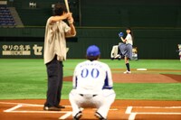 「ハチナイター」始球式の様子。(c)YDB