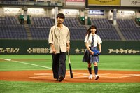 始球式を終えた仲村トオル（左）と関水渚（右）。(c)YDB