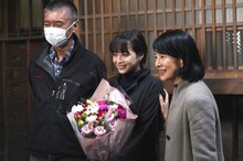 「いのちの停車場」クランクアップ写真。左から成島出、広瀬すず、吉永小百合。