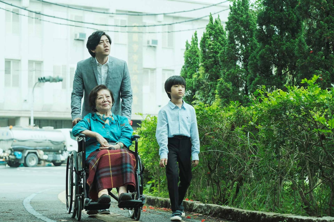 亡きパートナーの家族を守る青年描く、金馬奨3冠の台湾映画「親愛なる君へ」予告