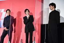 左から堤真一、平手友梨奈、安藤政信。