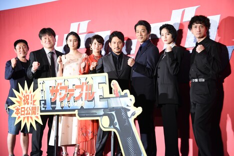 「ザ・ファブル 殺さない殺し屋」公開初日舞台挨拶の様子。左から江口カン監督、佐藤二朗、山本美月、木村文乃、岡田准一、堤真一、平手友梨奈、安藤政信。