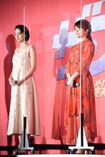 左から山本美月、木村文乃。