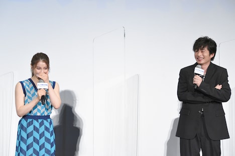 左から土屋太鳳、田中圭。