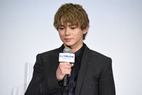 撮影時を振り返って涙する眞栄田郷敦。