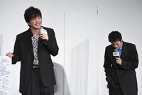 「カオスですよね」と言いつつ泣く山田裕貴（右）を見て笑う田中圭（左）。