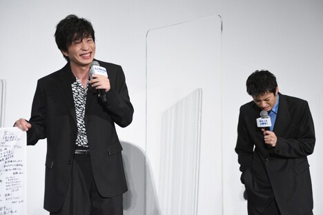 「カオスですよね」と言いつつ泣く山田裕貴(右)を見て笑う田中圭(左)。