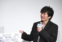 サプライズに驚く田中圭。