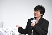 サプライズに驚く田中圭。