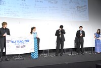 サプライズ演出に感激して涙をこぼす田中圭（中央）。