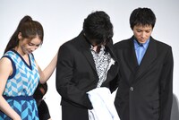 左から土屋太鳳、田中圭、山田裕貴。