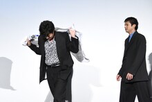 フラッグを背負う田中圭（左）。