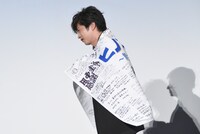 フラッグを背負って退場する田中圭。