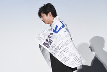 フラッグを背負って退場する田中圭。