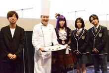 「ショコラの魔法」舞台挨拶の様子。左から森脇智延、鎧塚俊彦、山口真帆、桜田ひより、中島健。