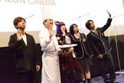 「ショコラの魔法」舞台挨拶の様子。左から森脇智延、鎧塚俊彦、山口真帆、桜田ひより、中島健。