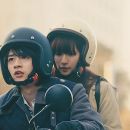 浅川梨奈と飯島寛騎がバイク乗る「悪ラブ」新写真、キャスト参加のインスタライブ開催