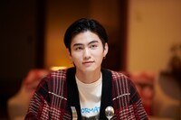 大平修蔵演じる里島敦。