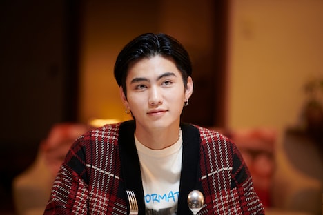 大平修蔵演じる里島敦。